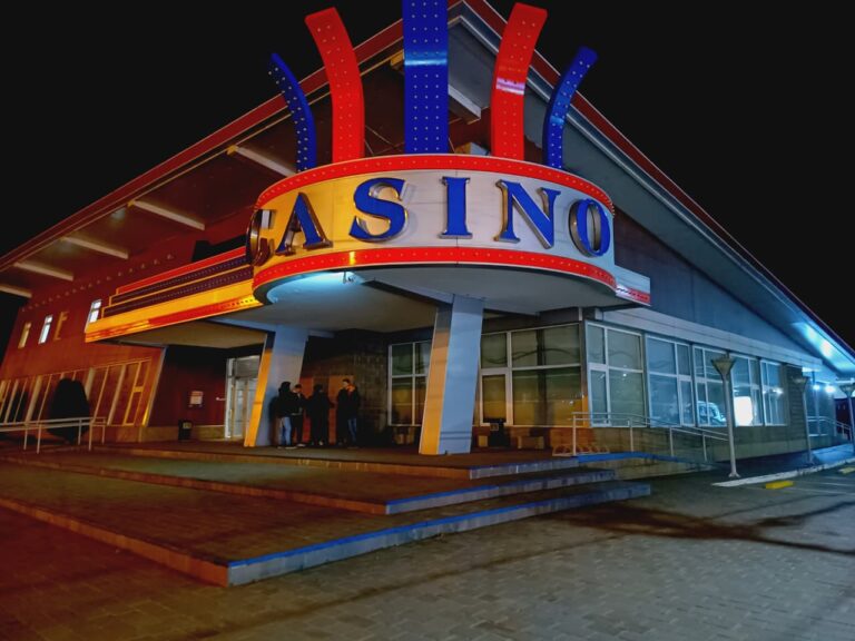 Despiden a 50 trabajadores del Casino de Esquel y les ofrecen indemnizaciones al&nbsp;50%