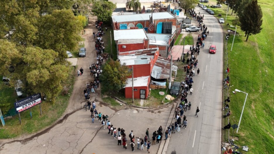 Bajo la lluvia y con filas de diez cuadras, más de dos mil personas buscaron empleo en un frigorífico de Moreno 