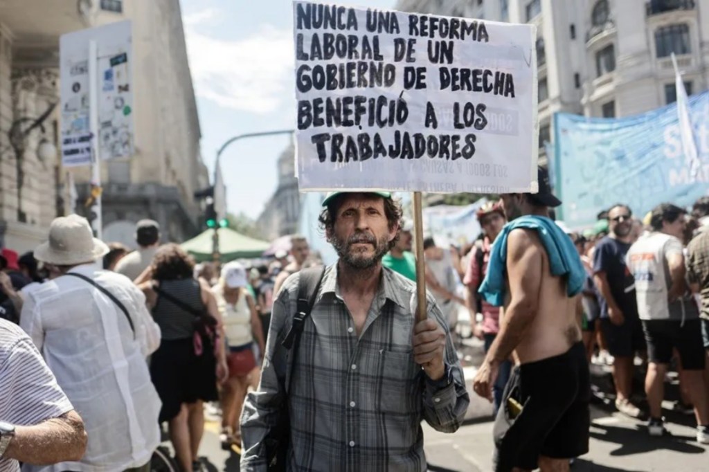 Reforma laboral: el Gobierno convocará a renegociar 150 convenios colectivos