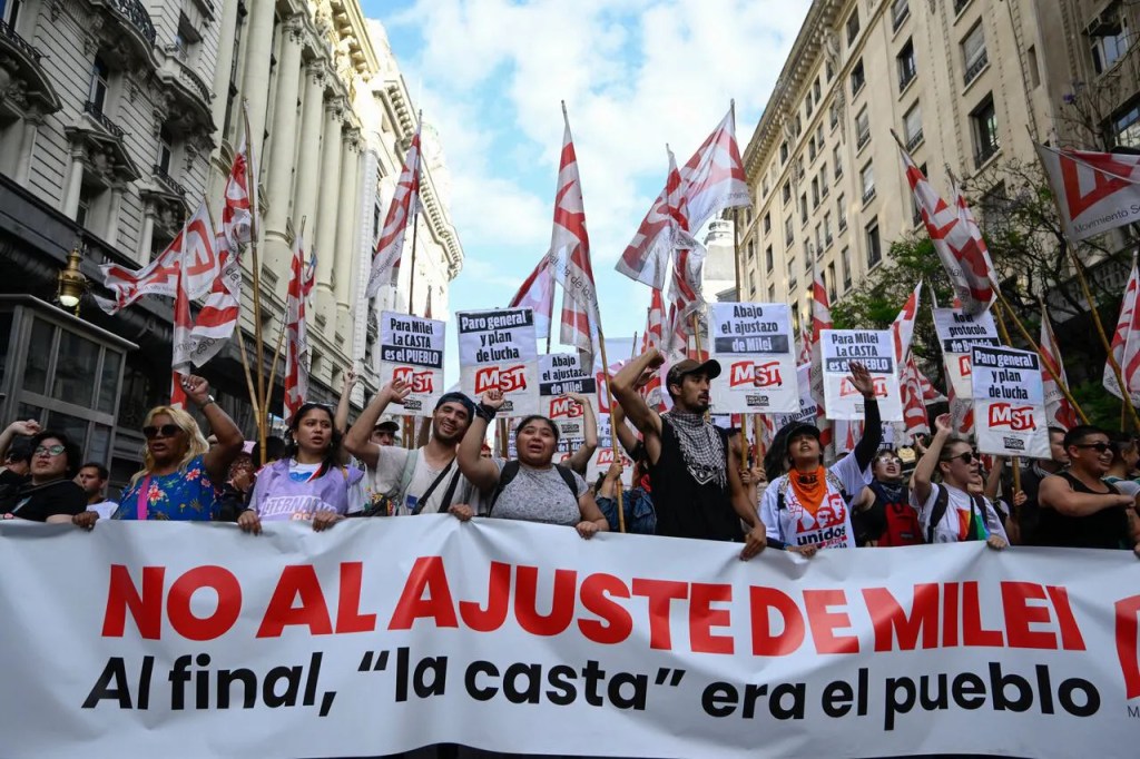 El empleo formal volvió a caer y el salario mínimo ya perdió casi el 40% desde el&nbsp;2023