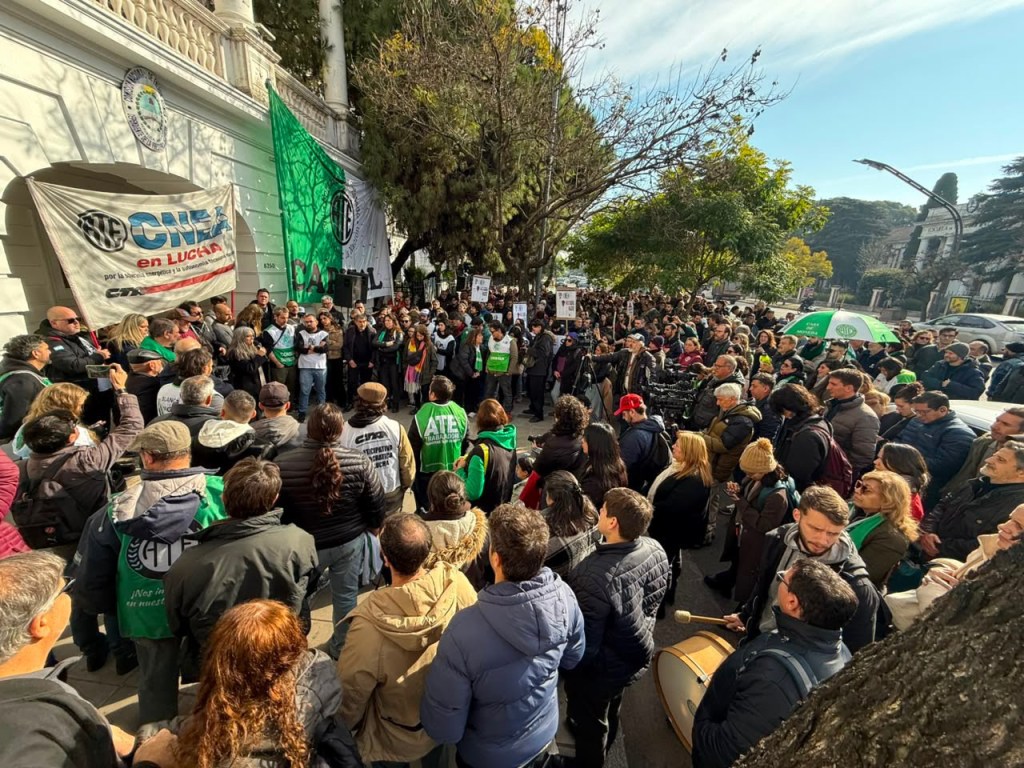 Ya suman 350 los despidos en la CNEA y las autoridades se niegan a recibir a representantes gremiales