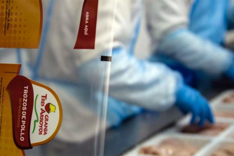 Granja Tres Arroyos ofreció pagar parte de los salarios adeudados con pollos