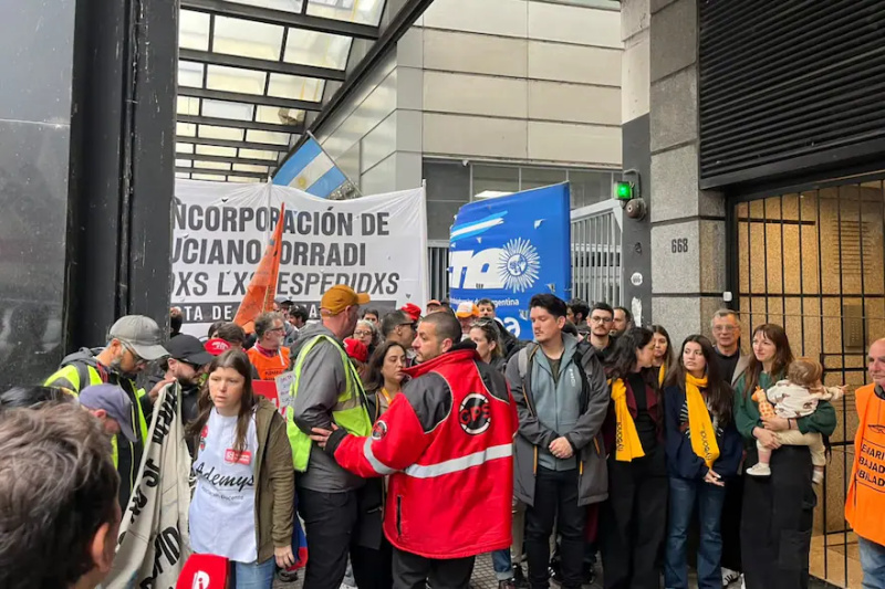Ex trabajadores de Flybondi reclamaron la intervención de la Secretaria de Trabajo