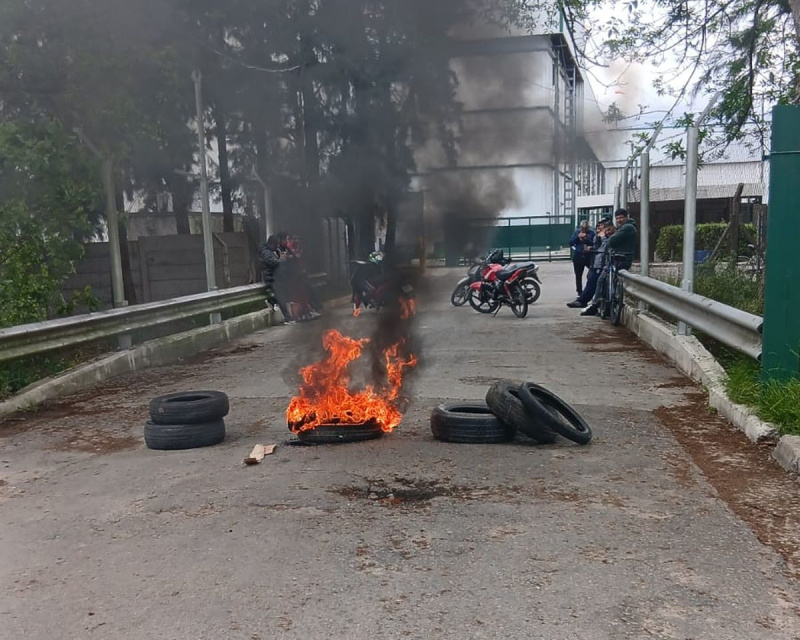 Trabajadores de ex Cresta Roja bloquean planta de El Jagüel por deudas salariales y despidos