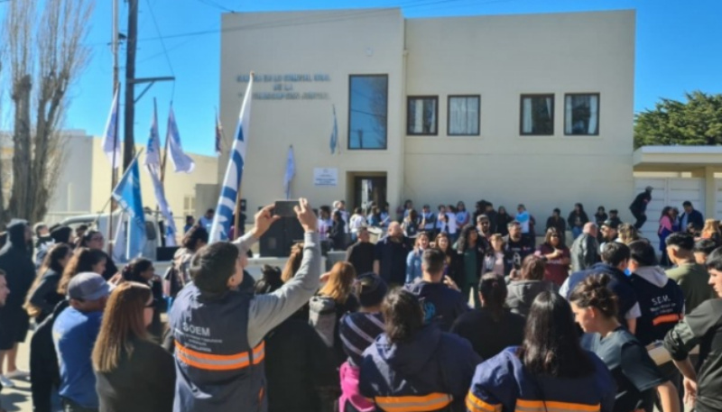 El Frente Sindical de Santa Cruz se movilizó en apoyo de la docente Adriana Mansilla